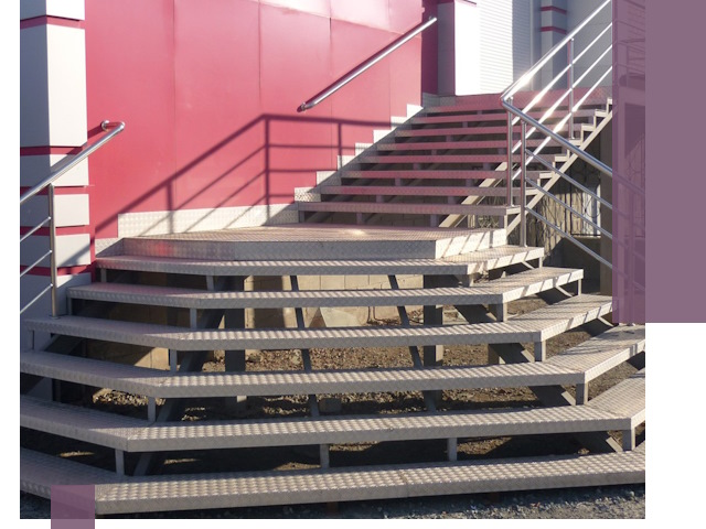 Лестницы для магазина в Красногорске — изготовление и монтаж