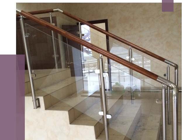 Комбинированные перила из металла и дерева в Красногорске