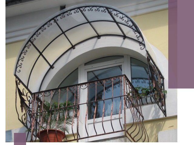 Козырьки над балконом в Красногорске — изготовление и монтаж